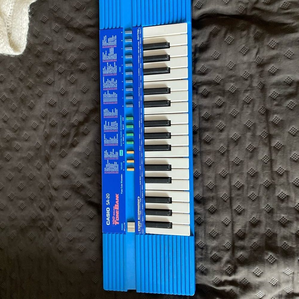 Синяя мини-клавиатура Casio SA-20 с узкими клавишами