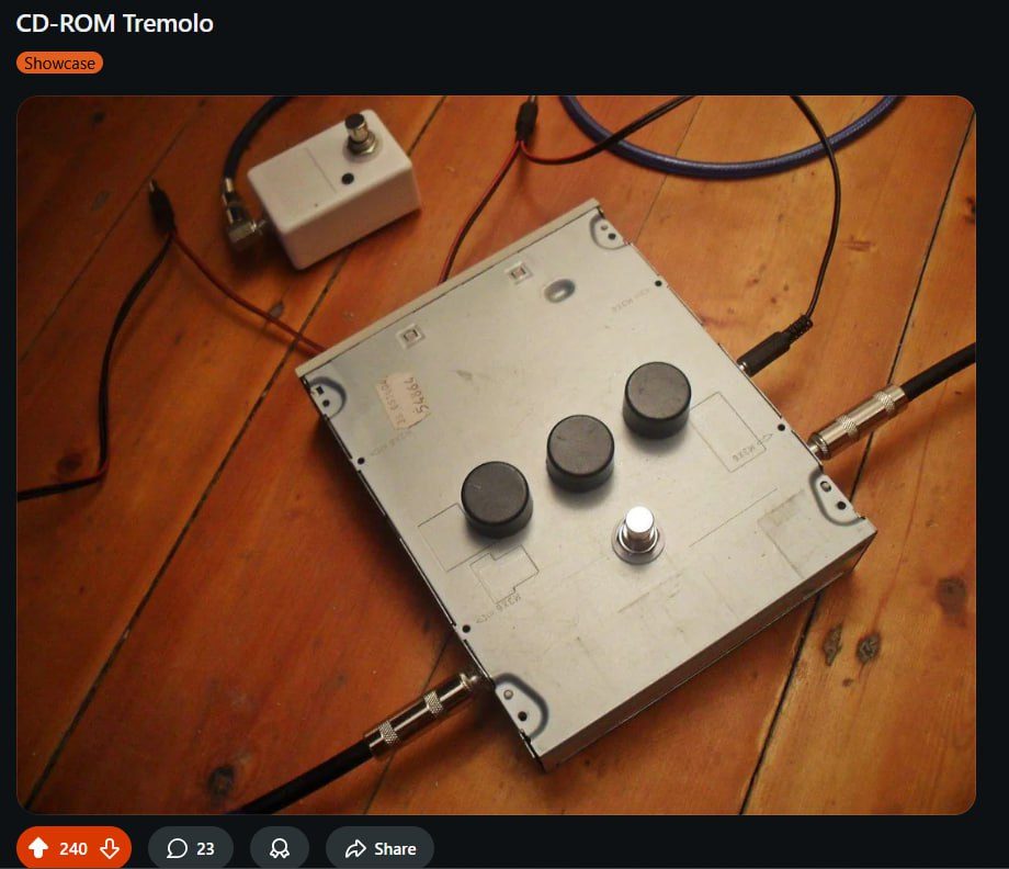 Пост на Reddit под названием CD-ROM Tremolo: педаль в корпусе от компьютерного CD-привода с тремя ручками и футсвитчем, 240 голосов