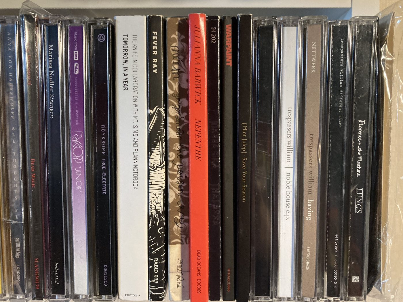 Полка с дисками дримпопа и смежных жанров: Trespassers William, Pale Saints, Blonde Redhead, Björk, Anna von Hausswolff и другие