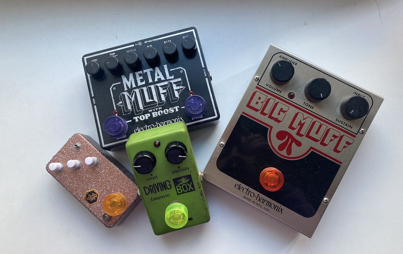 Педали перегруза: копия Klon Centaur (слева), компрессор-грелка Guyatone Driving Box, Metal Muff with Top Boost и Big Muff Pi от Electro-Harmonix