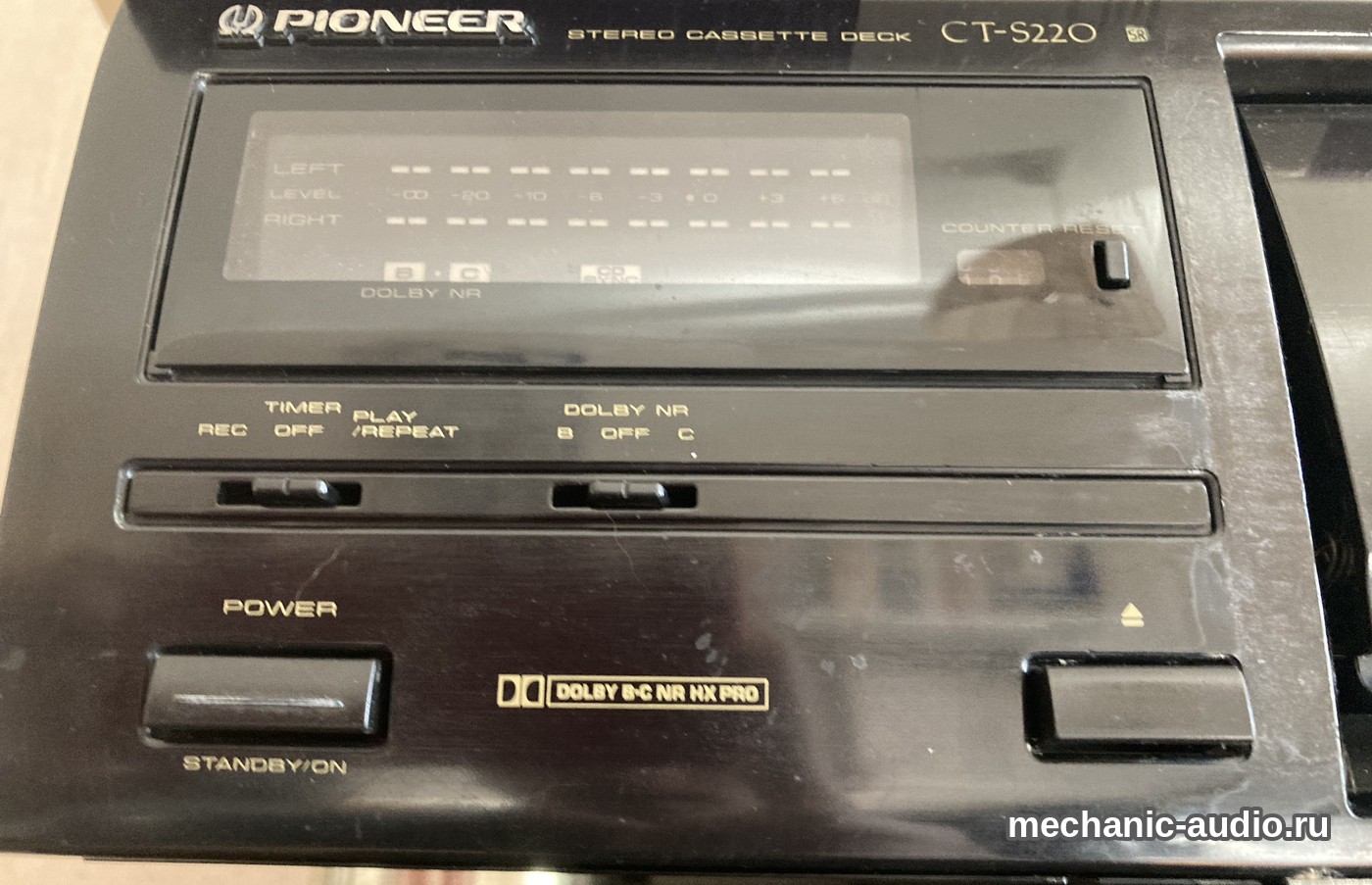 Левая половина передней панели кассетной деки Pioneer CT-S220: индикатор уровня, переключатель Dolby NR B, OFF, C и кнопка питания