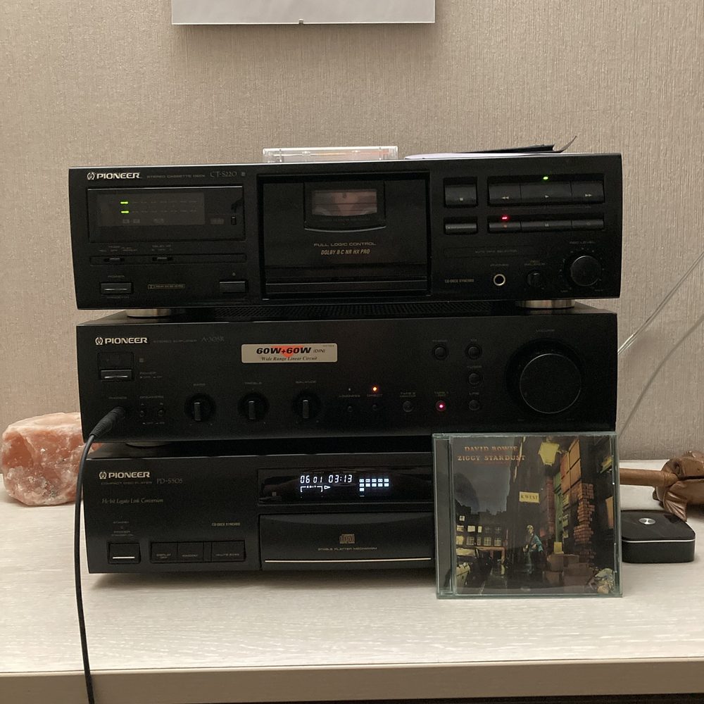 Стойка из трёх аппаратов Pioneer: кассетная дека, усилитель и CD-проигрыватель, рядом компакт-диск
