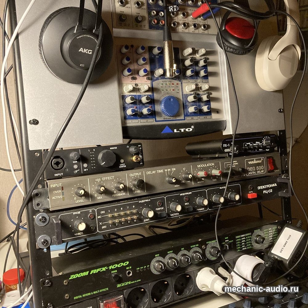 Домашний рэк: наушники AKG на кронштейне, микшер Alto, интерфейс Arturia MiniFuse и рэковые процессоры