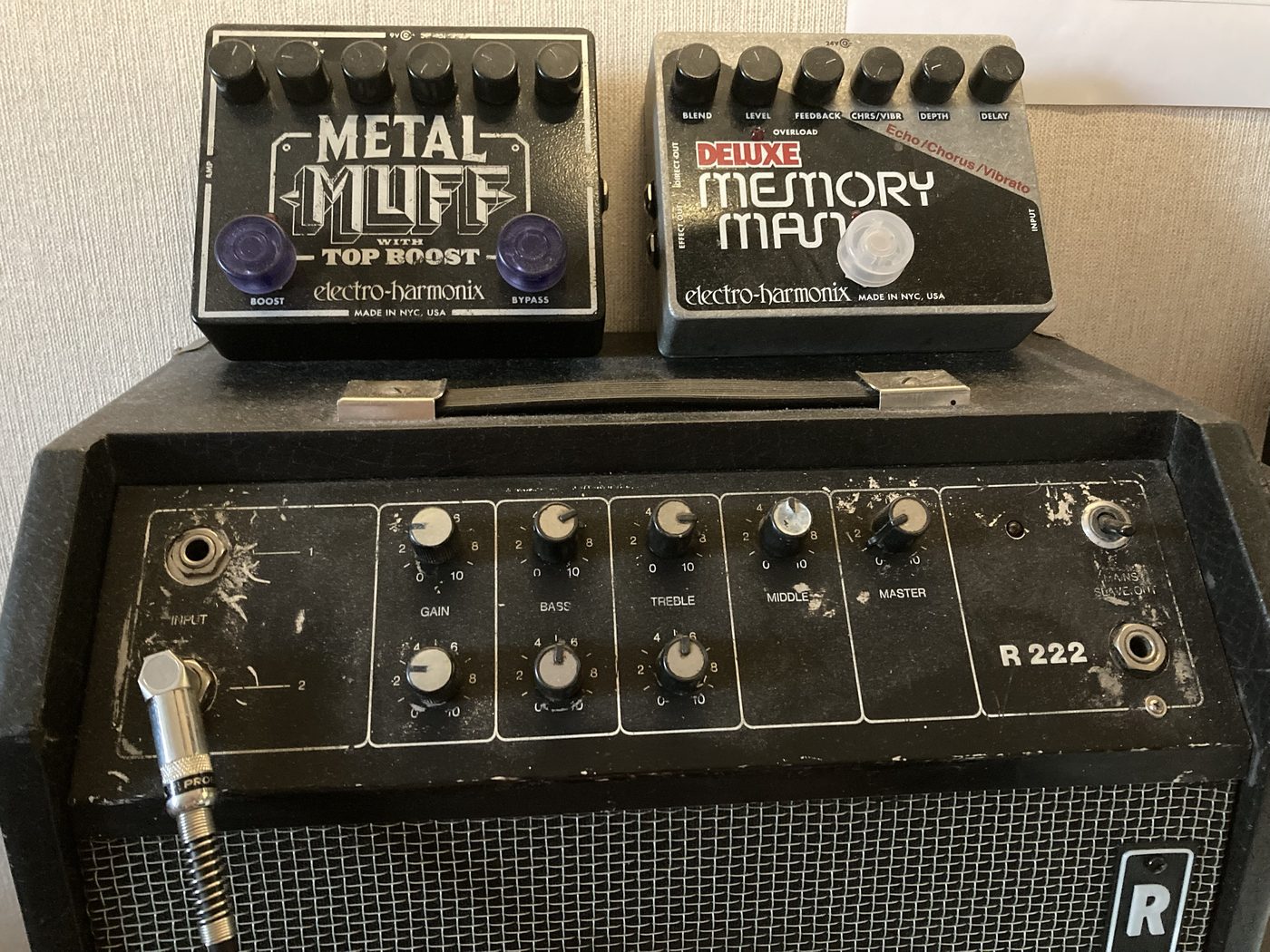 Панель лампового комбика Regent R222, сверху стоят педали Metal Muff и Deluxe Memory Man