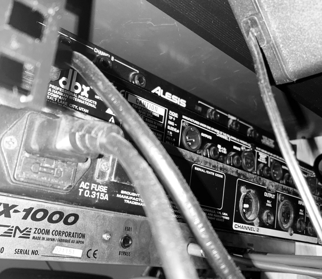 Задняя сторона рэковой стойки: разъёмы приборов dbx, Alesis и Zoom RFX-1000, переплетение кабелей