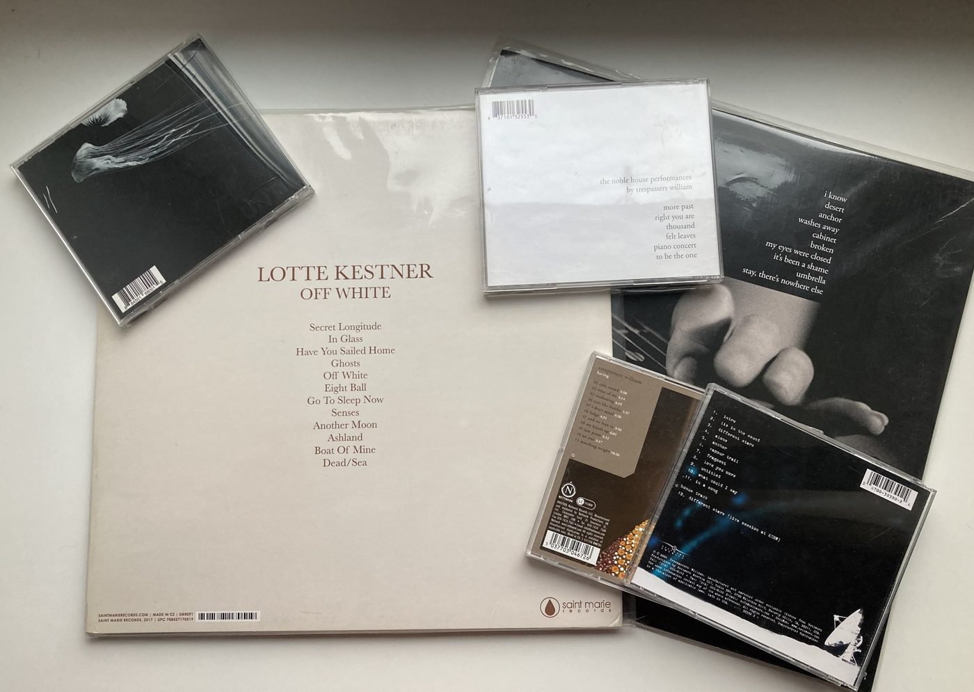 Диски Trespassers William — Different Stars, Noble House, Having — и сольный альбом Lotte Kestner Off White на подоконнике