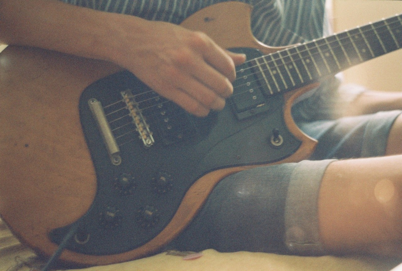 Винтажная Yamaha SG-30 с хамбакерами — та самая гитара, на которую я писал до 2019 года. Плёночный кадр из 2000-х