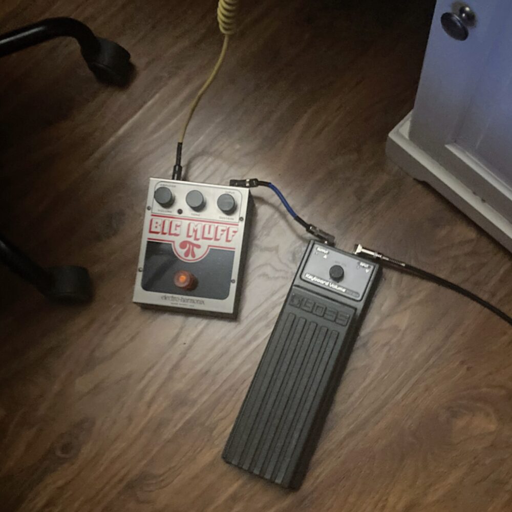 Педаль Big Muff Pi и клавишная педаль Boss в домашней студии