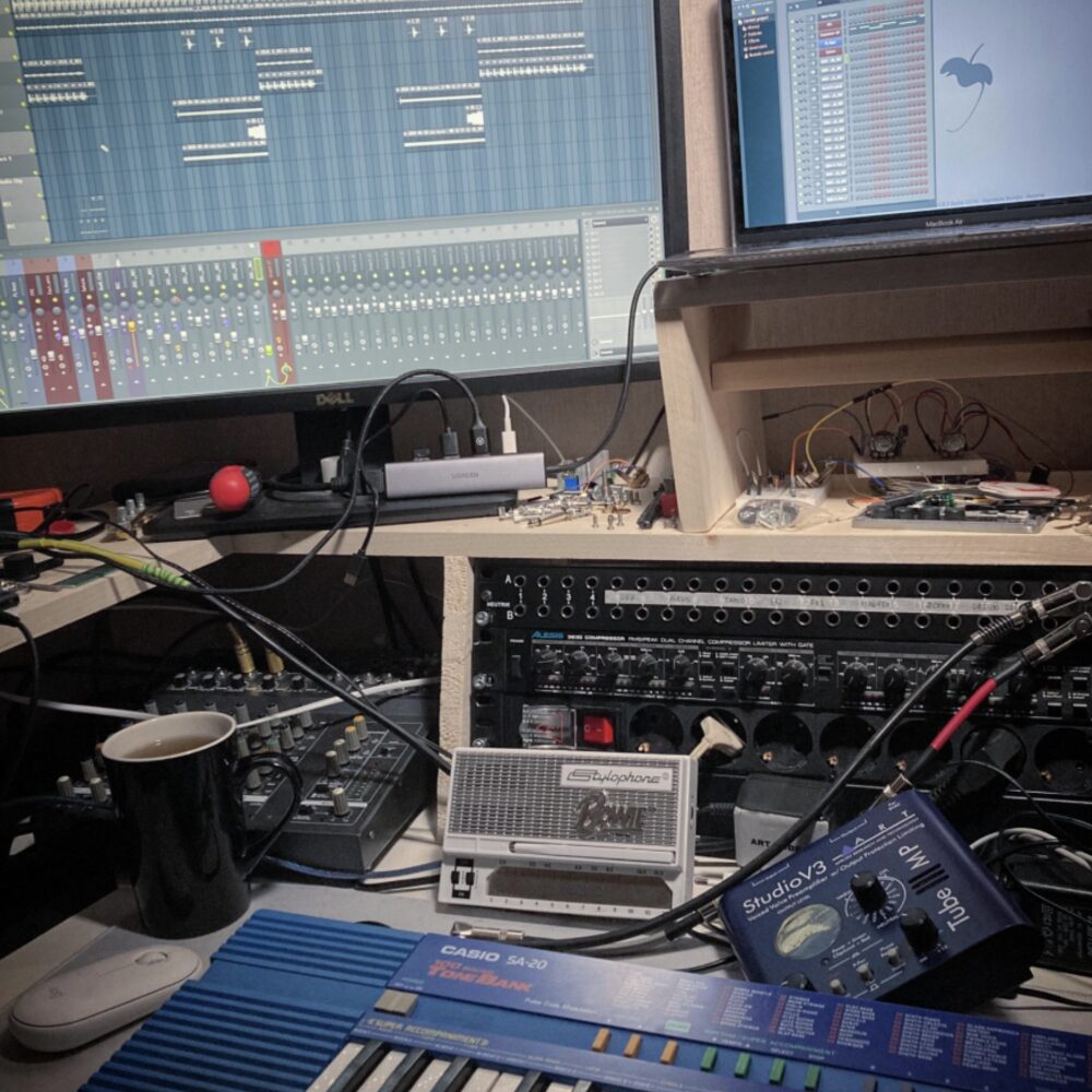Синтезатор Casio SA-20, ламповый преамп ART Tube MP Studio v3 и Stylophone в издании Bowie